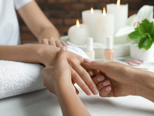 Spa-manichiura cu masajul mâinilor și antebrațelor