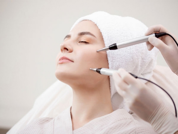 Terapia facială cu curent microgalvanic